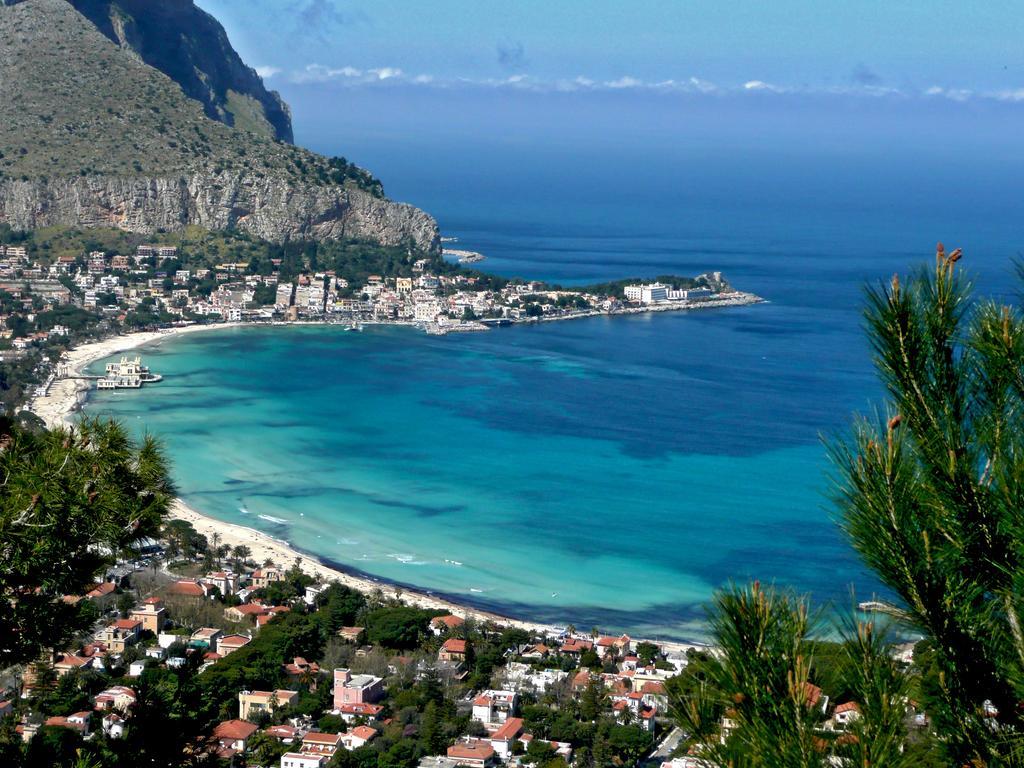 Apartment In A Villa A Mondello Bagian luar foto