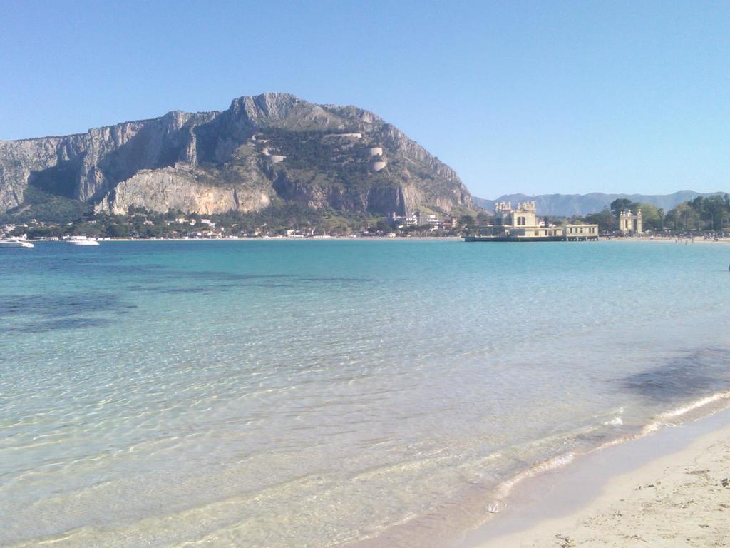 Apartment In A Villa A Mondello Bagian luar foto